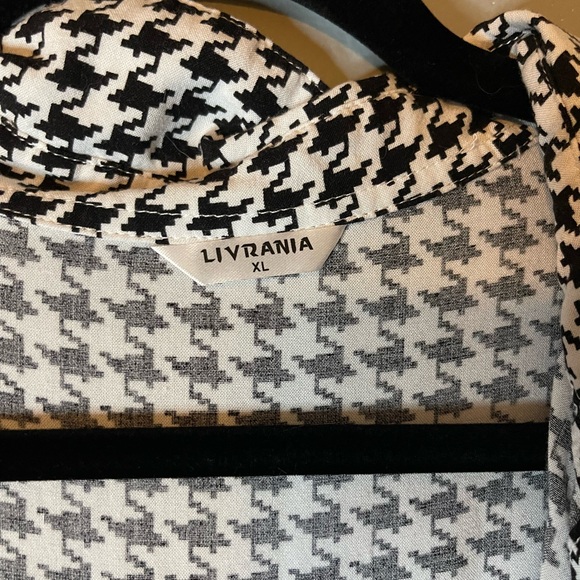 Black and White Patterned Buttoned Up Blouse - Picture 2 of 3